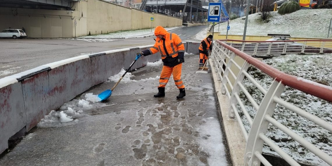 Кубанские дороги расчищали 137 единиц техники