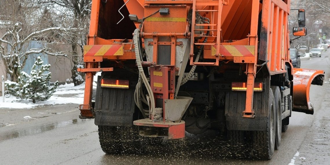 В Краснодаре дороги расчищают от снега 37 единиц спецтехники