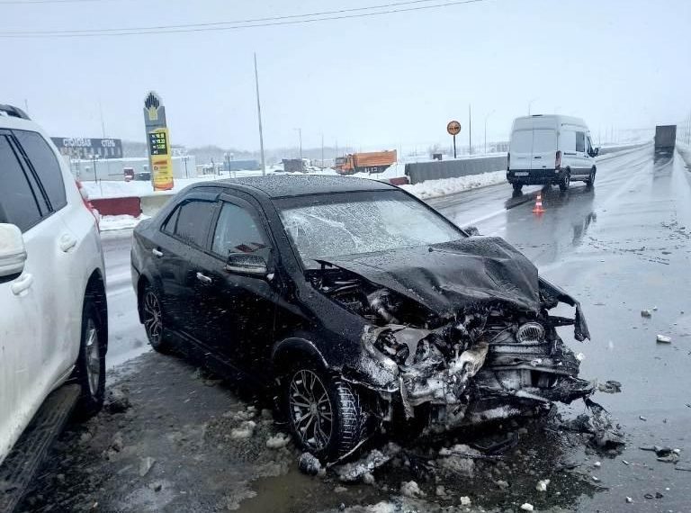 На Кубани столкнулись две иномарки: два человека в больнице