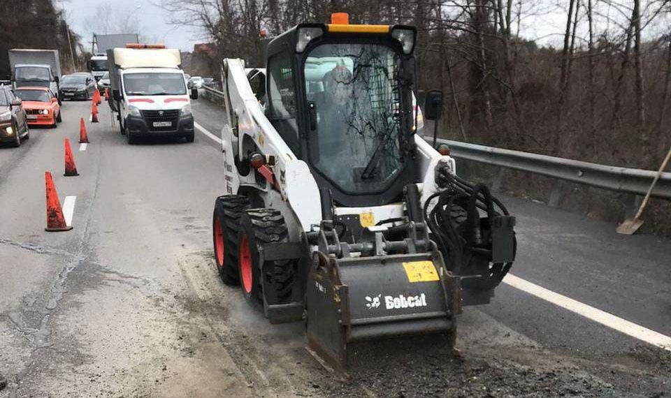 В Сочи ремонтируют дорогу, на которой образовалась трещина