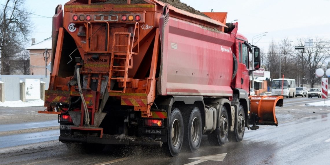 Дороги и тротуары Краснодара обрабатывают от наледи