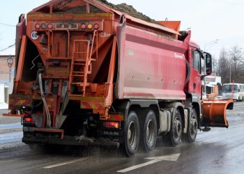 Дороги и тротуары Краснодара обрабатывают от наледи