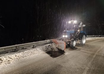 В Сочи расчищают дороги от снега