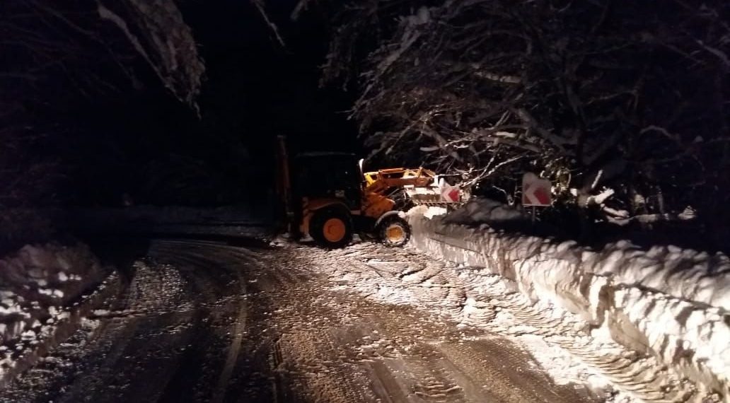 Ночью кубанские дороги расчищали 415 единиц техники