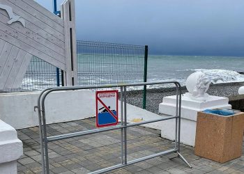 В Сочи полицейские и спасатели будут следить за тем, чтобы люди не купались в море