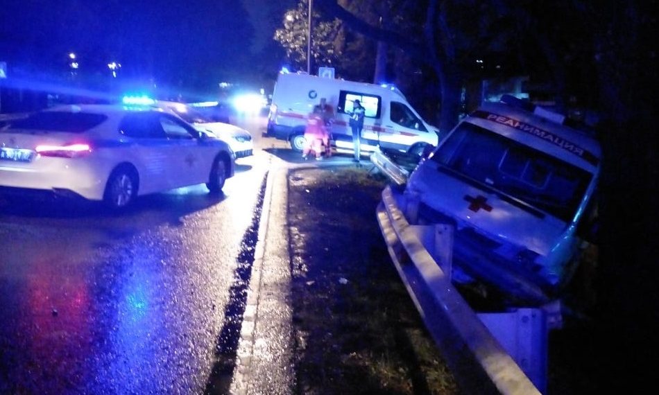 В ДТП со скорой и такси в Сириусе пострадали два человека
