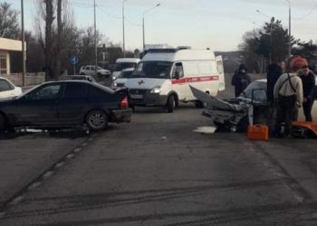 На Кубани столкнулись ВАЗ и BMW: пострадали два человека