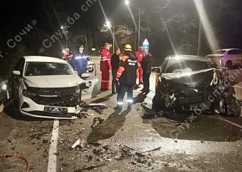 В Сочи после ДТП спасатели доставали пострадавших из искореженных авто