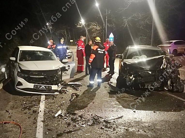 В Сочи после ДТП спасатели доставали пострадавших из искореженных авто