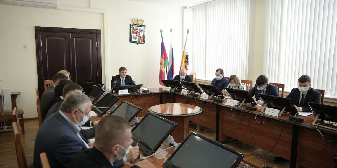 В Краснодаре проверят, как УК расчищают дворы от снега