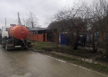 В Анапе после дождей откачивают воду из дворов