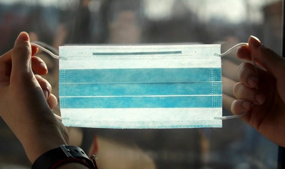 Уральца сняли с самолета в Сочи за то, что он был без маски