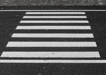 В Краснодаре мужчина лег на дорогу, и его переехал Mercedes