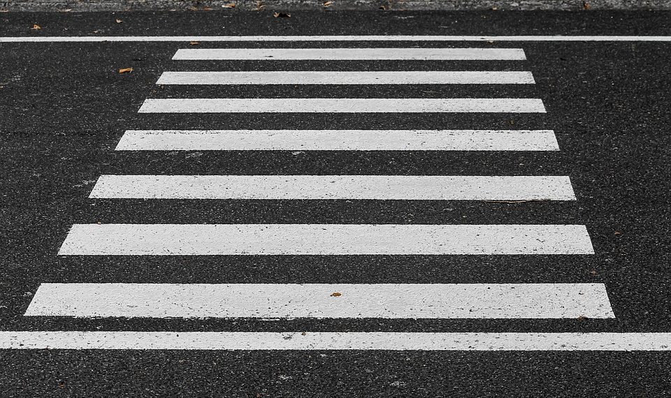 В Краснодаре мужчина лег на дорогу, и его переехал Mercedes