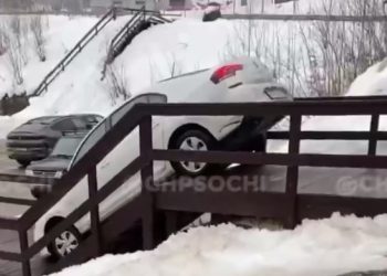 В Сочи автомобиль заехал на лестницу и застрял