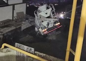 В Сочи бетономешалка врезалась в дом: водителя вытаскивали два часа