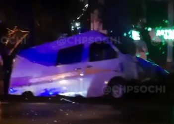 За несколько минут до Нового года в Сочи таксист врезался в скорую