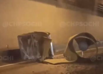 В Сочи грузовик снес вентиляционную трубу в тоннеле