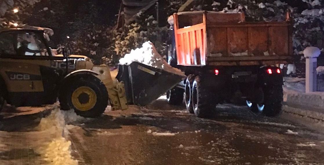 В Сочи круглосуточно расчищают дороги и тротуары