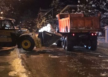 В Сочи круглосуточно расчищают дороги и тротуары