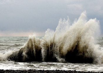 В Сочи из-за непогоды отменили крещенские купания