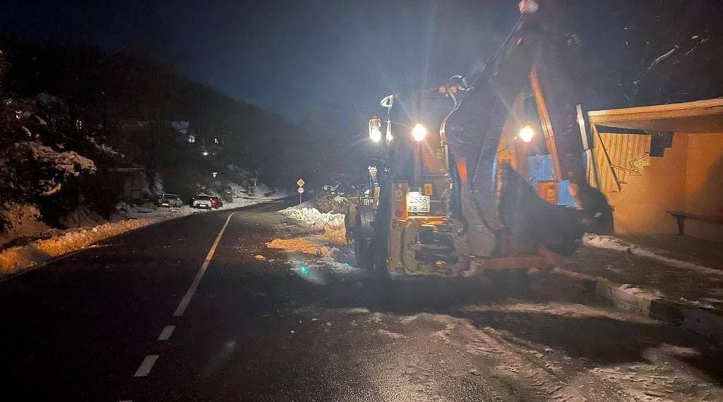 На трассе в Сочи убрали сель, поваливший деревья
