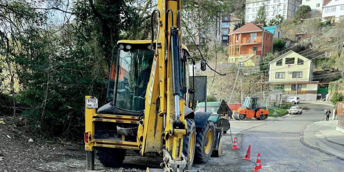 В Сочи ремонтируют улицу Санаторную