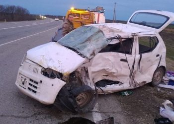 На Кубани женщина врезалась в грузовик: пострадали два человека