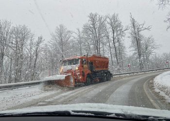 В Сочи всю ночь расчищали дороги от снега