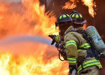 В Сочи 31 человек тушил горящий дом