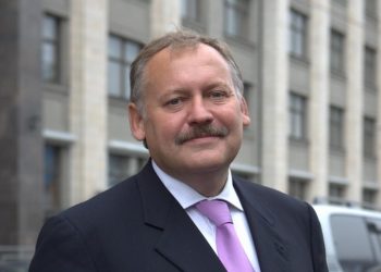 После вмешательства Затулина в Сочи отремонтировали детскую площадку