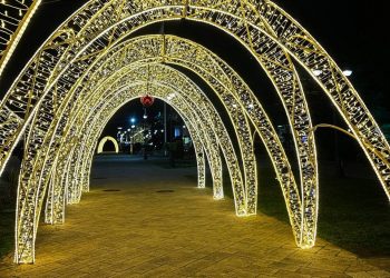 С новогодней арки в Сочи украли три больших шара