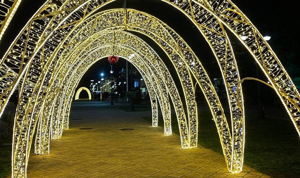 С новогодней арки в Сочи украли три больших шара