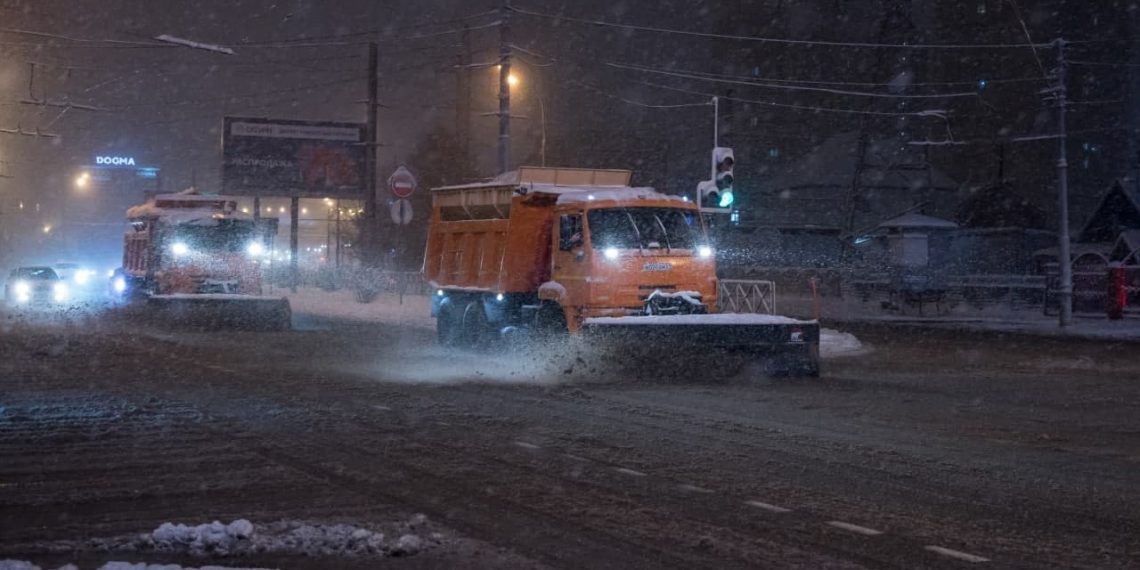 В Краснодаре очистили от снега более 170 участков дорог
