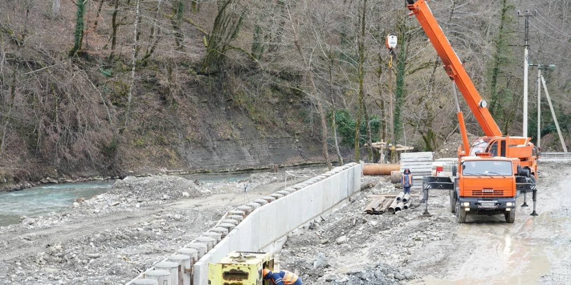 В Сочи укрепляют берег реки Псахо