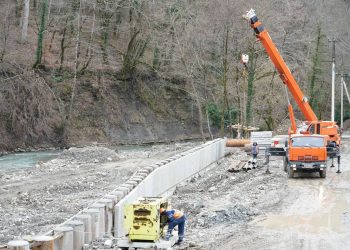 В Сочи укрепляют берег реки Псахо