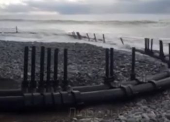 В Сочи на берег моря вынесло странную конструкцию