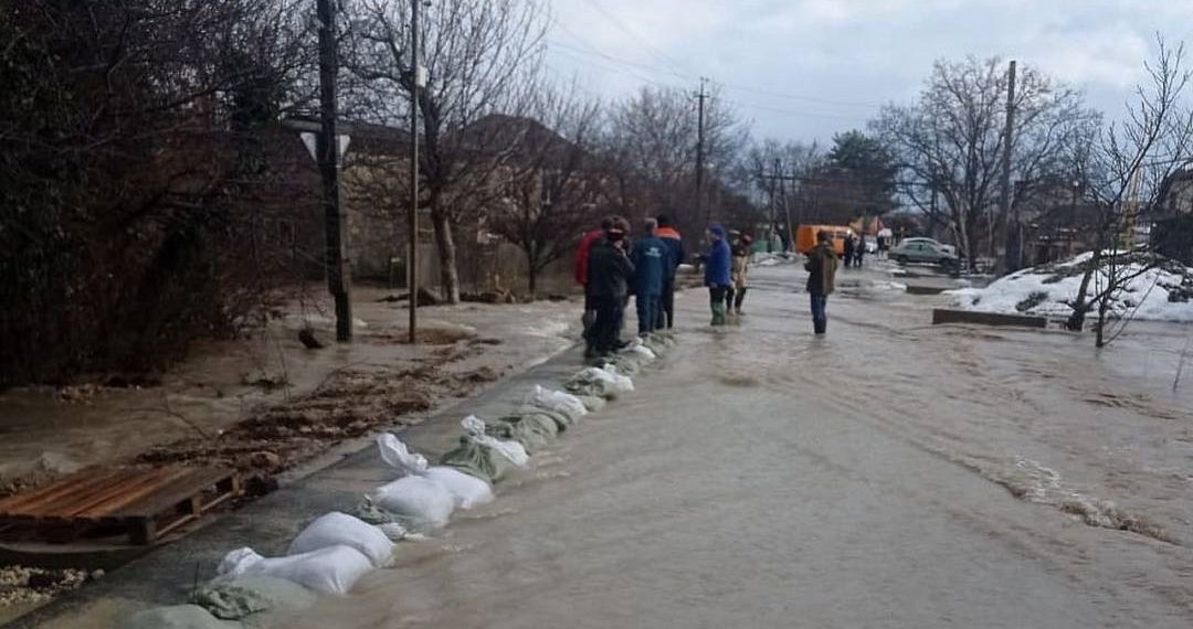 В пригороде Анапы после дождя и таяния снега подтопило дороги