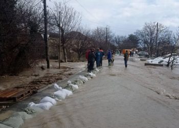 В пригороде Анапы после дождя и таяния снега подтопило дороги