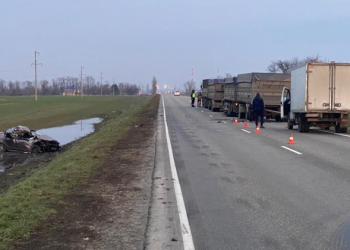 В ДТП с КамАЗом на Кубани пострадали женщина и двое детей