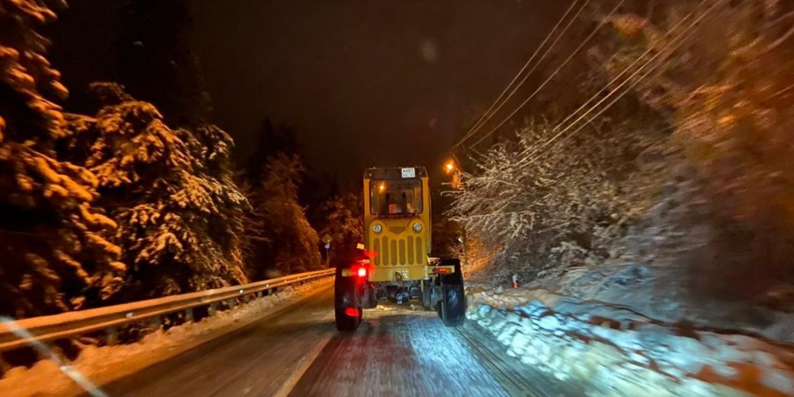 Снег в Адлере убирали 85 единиц спецтехники