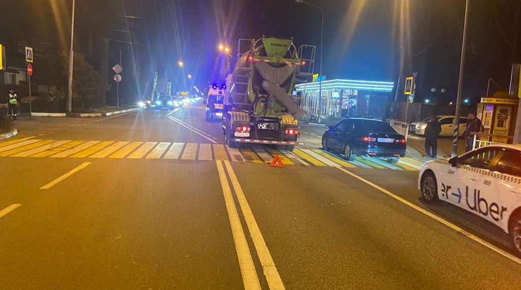 В Сочи грузовик сбил девушку и 11-летнюю девочку на самокате