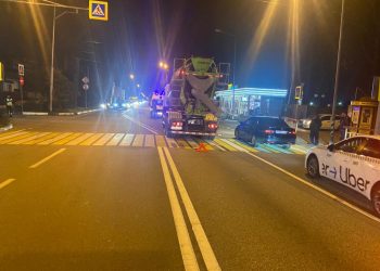 В Сочи грузовик сбил девушку и 11-летнюю девочку на самокате