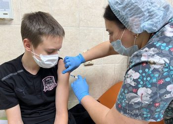 На Кубани более 2 тысяч подростков привили от коронавируса