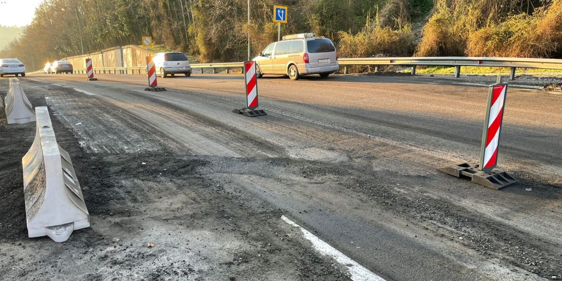 В Сочи укладывают асфальт на федеральной трассе