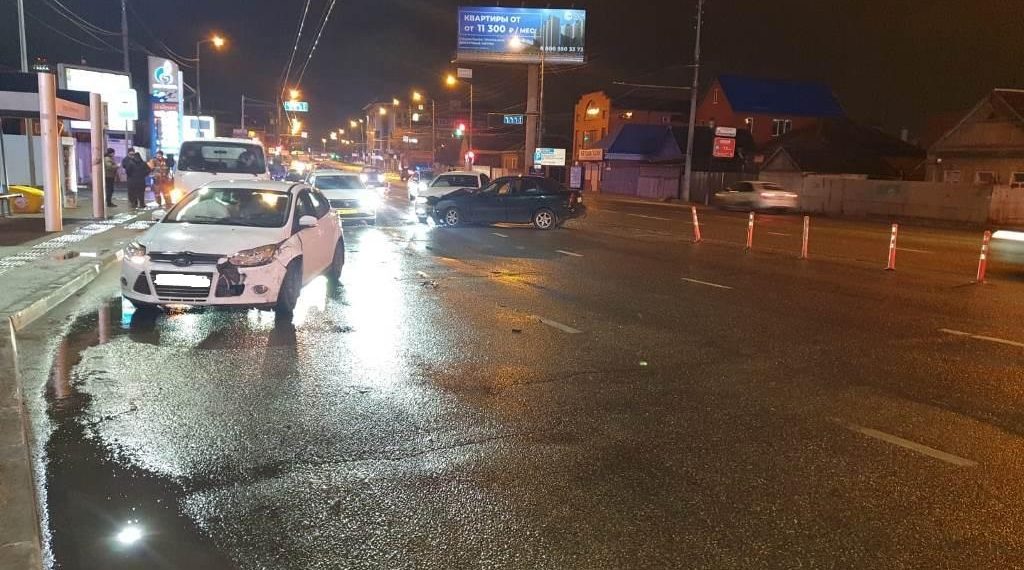 В Краснодаре столкнулись три авто: пострадали два человека
