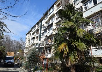 Из треснувшего дома в Сочи эвакуировали 217 человек