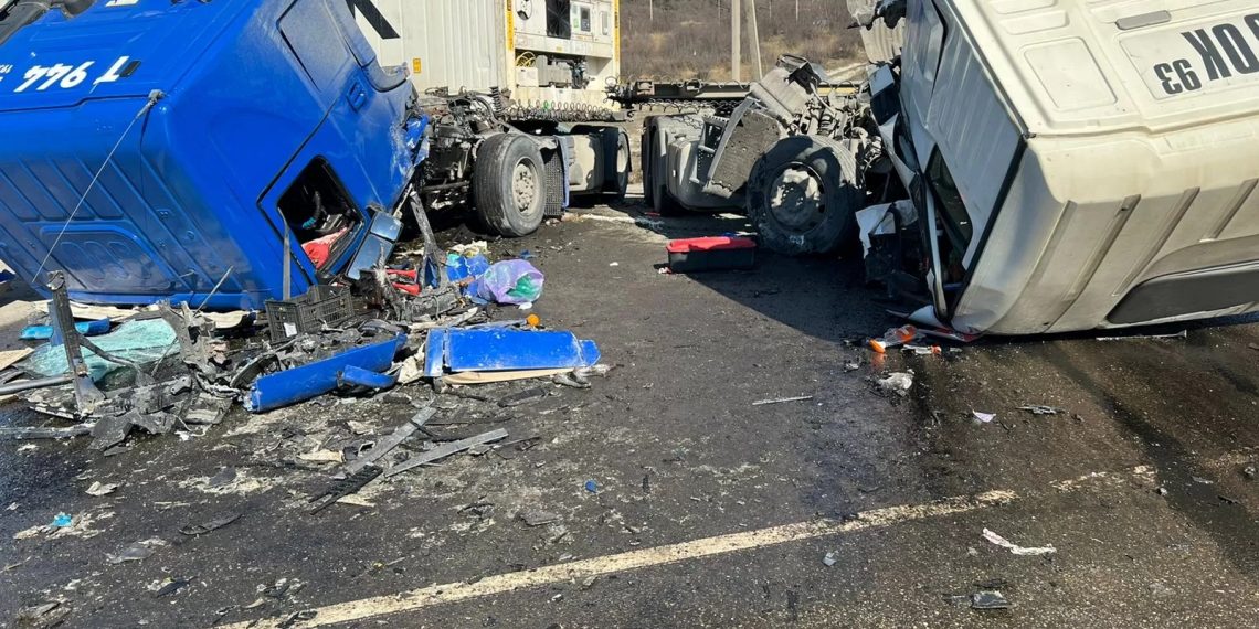 На Кубани столкнулись два грузовика: пострадали оба водителя