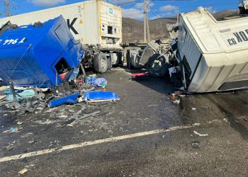 На Кубани столкнулись два грузовика: пострадали оба водителя