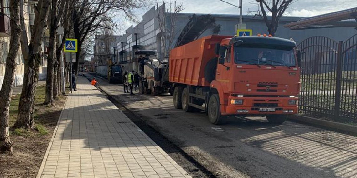 В Краснодаре ремонтируют улицу Новгородскую